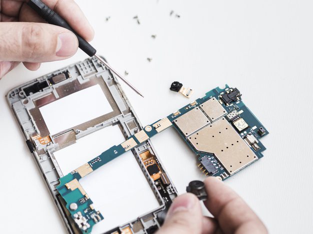 Common Repairs Done by OnePlus Service Centre in Delhi 1 fixing phone s circuit board 23 2148254129