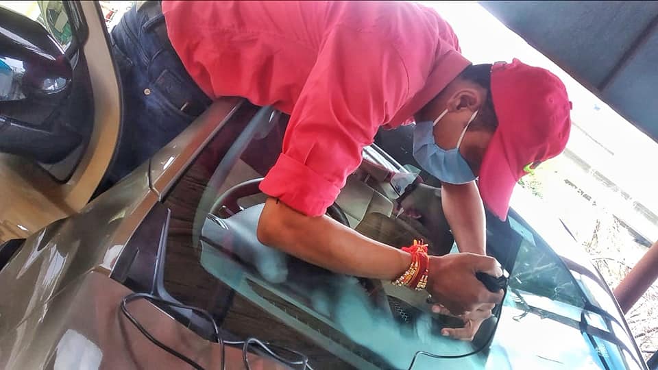 Vehicle-to-windshield bond during car front glass replacement Noida 1 car-glass-repair