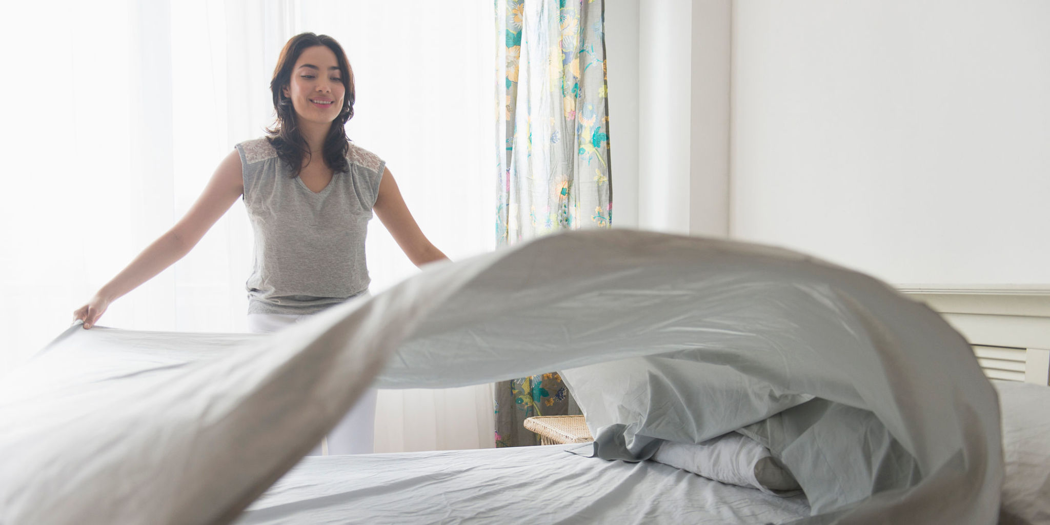 What customization options are available for hotel bed sheets, and how do they enhance guest experiences?